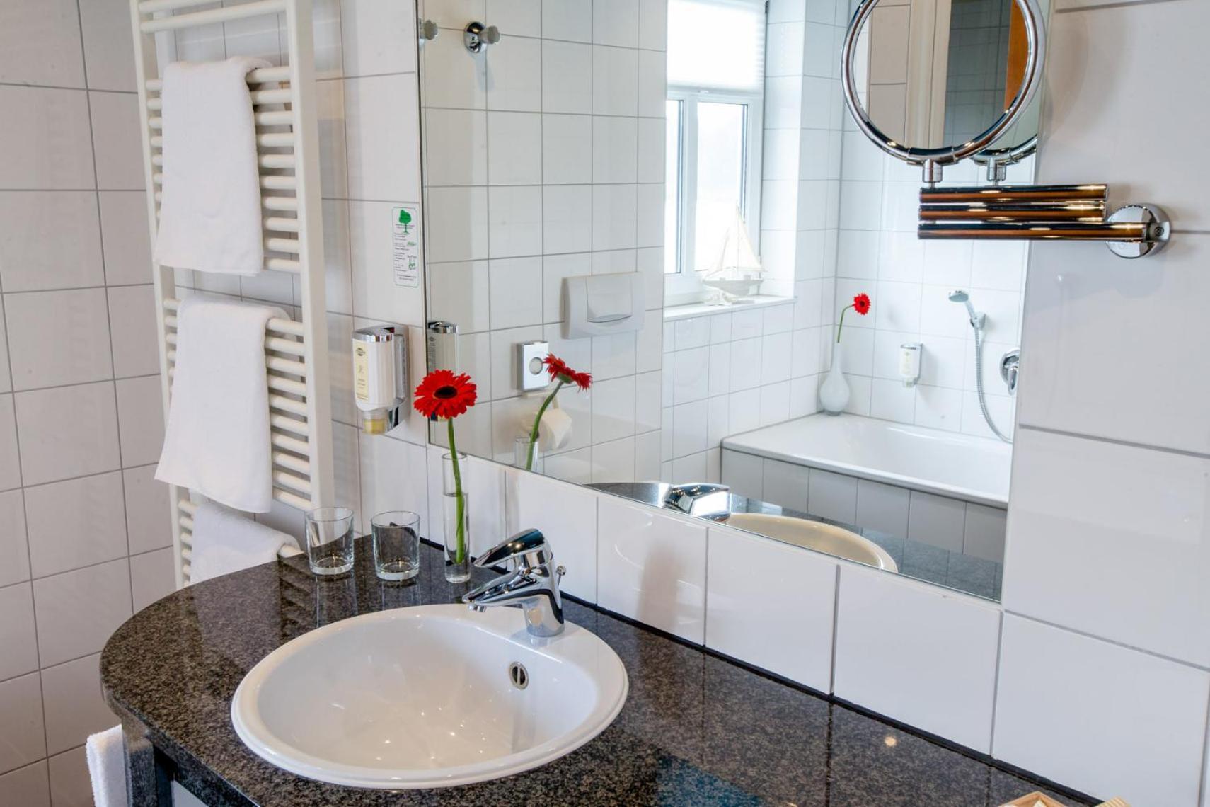 Seehotel Niedernberg - Das Dorf Am See 외부 사진