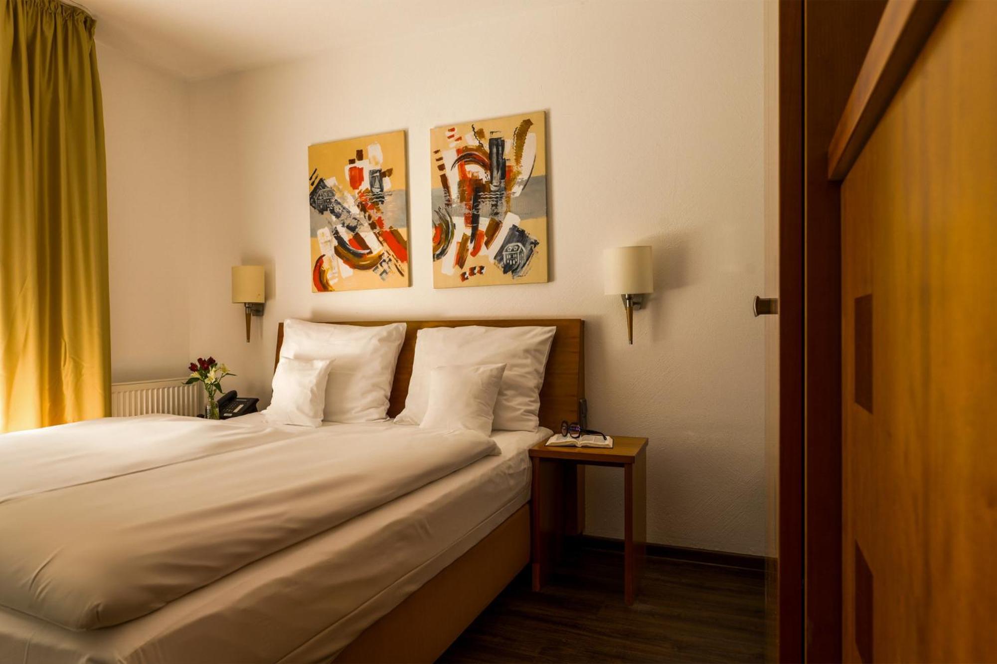 Seehotel Niedernberg - Das Dorf Am See 외부 사진