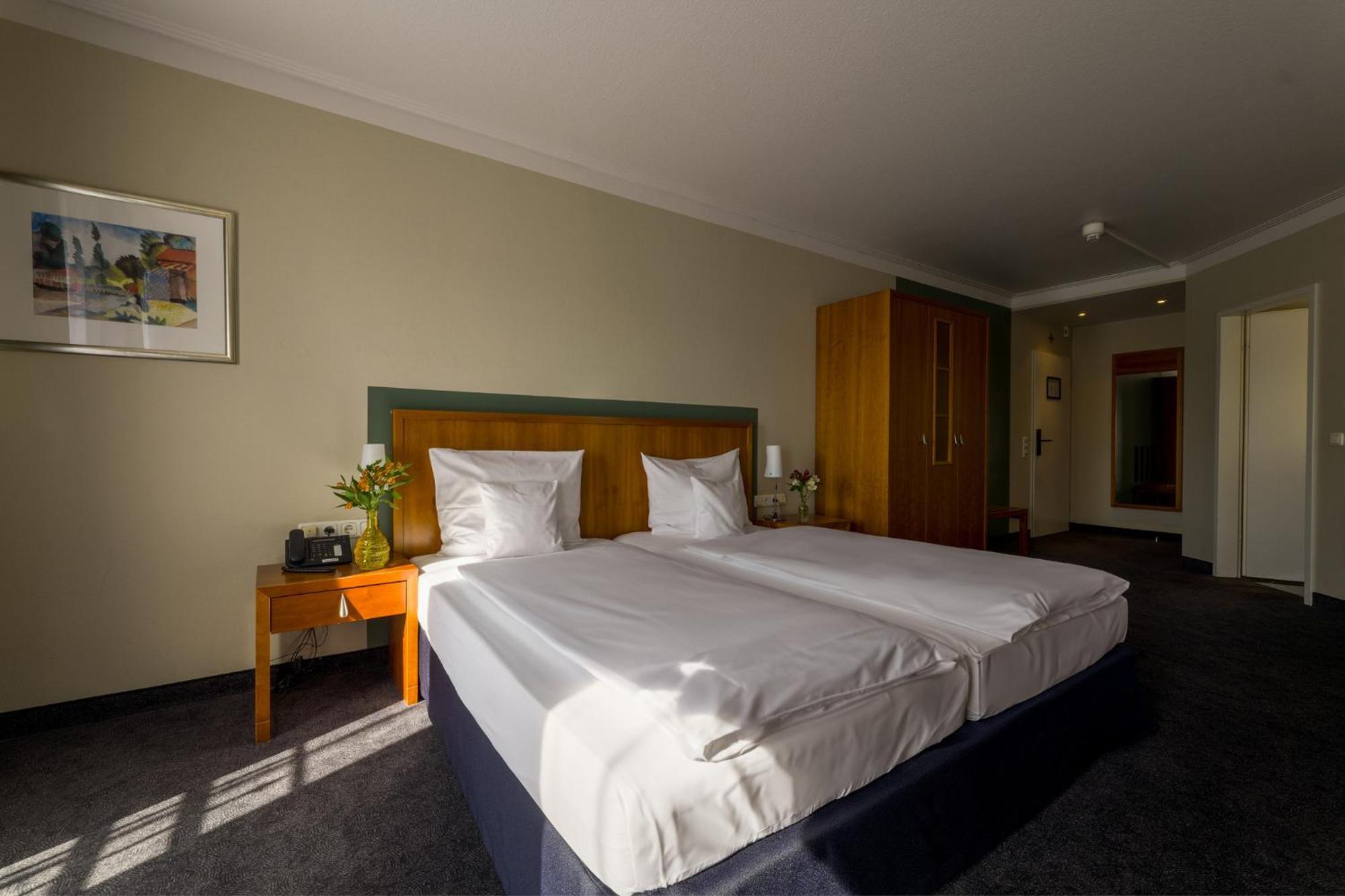 Seehotel Niedernberg - Das Dorf Am See 외부 사진