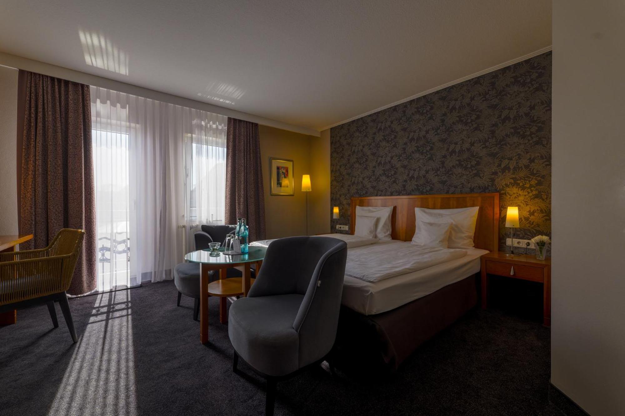 Seehotel Niedernberg - Das Dorf Am See 외부 사진