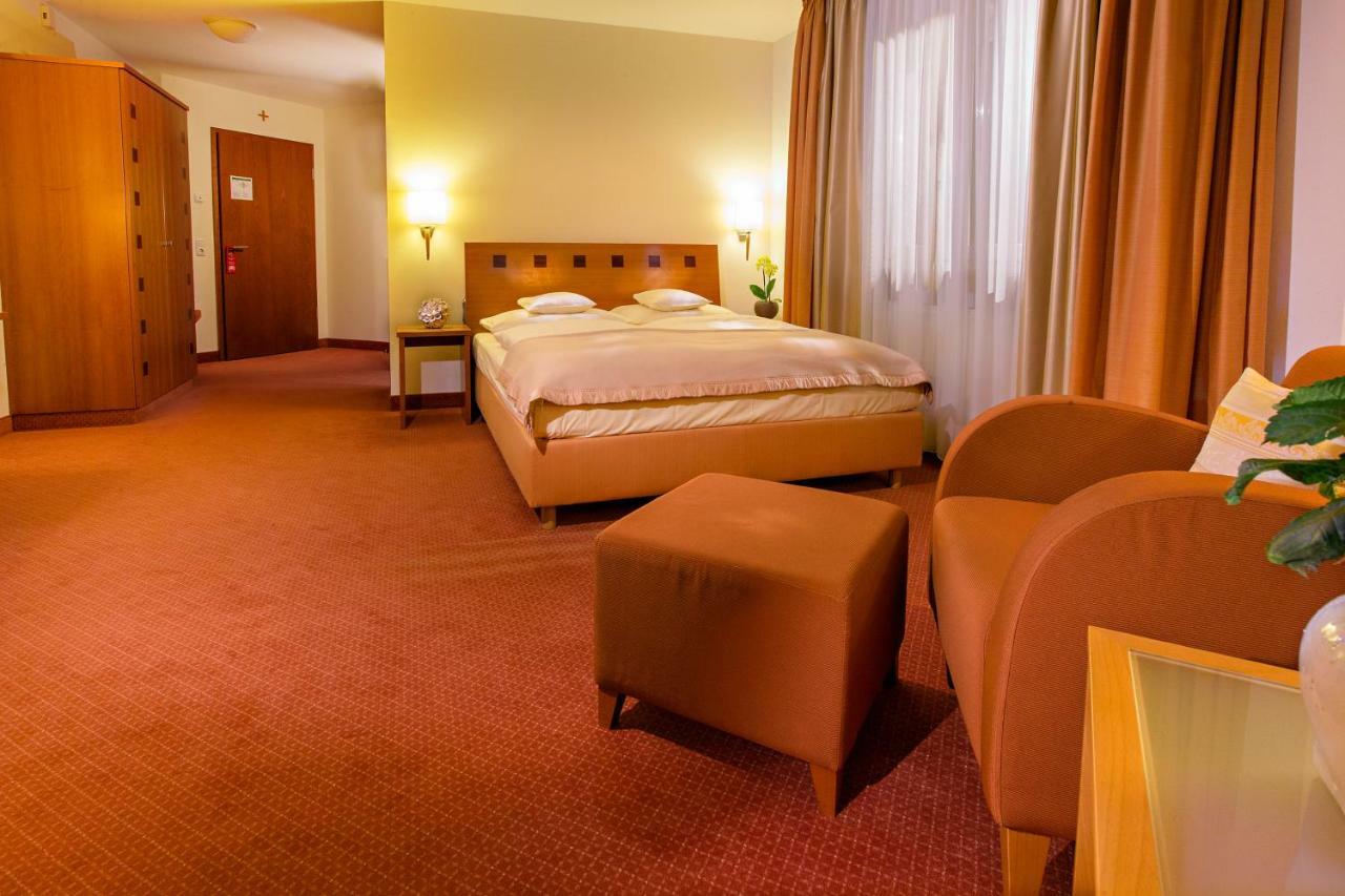 Seehotel Niedernberg - Das Dorf Am See 외부 사진
